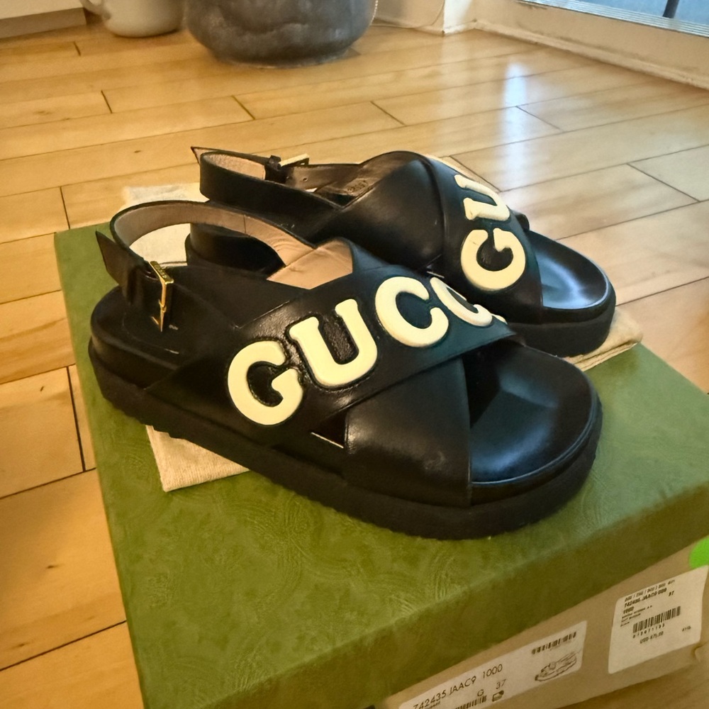 Gucci Woman’s Sandals Black & White only worn once!